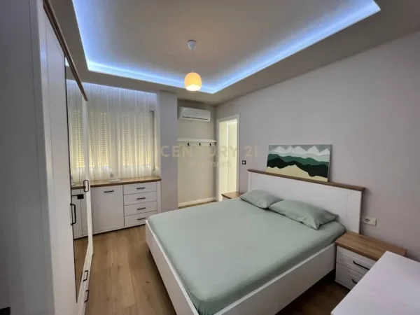 Tirane, jepet me qera apartament+verande | Penthouse 2+1 Kati 11, 950 € (Globe)