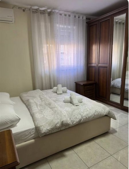 Tirane, jepet me qera apartament 1+1 Kati 3,  500 € (Rruga Thanas Ziko)
