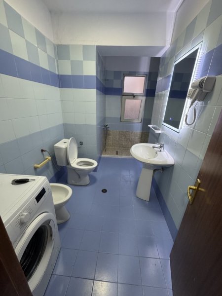 Tirane, jepet me qera apartament 1+1 Kati 3,  500 € (Rruga Thanas Ziko)