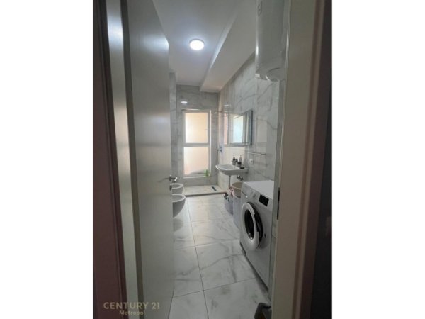 Tirane, jepet me qera apartament 2+1+Aneks+Ballkon Kati 4, 100 m² 750 € (Bulevardi i Ri)