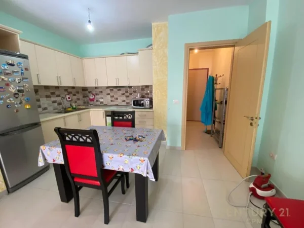 Tirane, jepet me qera apartament 2+1+Aneks+Ballkon Kati 7, 95 m² 550 € (Astir)