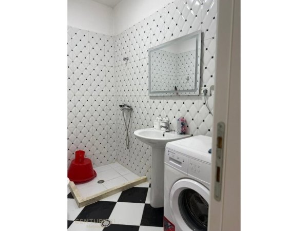 Tirane, jepet me qera apartament 2+1 Kati 3, 85 m² 600 € (Prane 21 Dhjetorit & Ring Center)