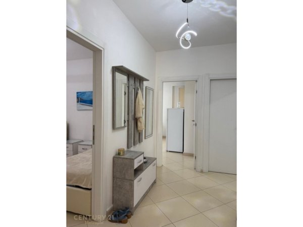 Tirane, jepet me qera apartament 2+1 Kati 3, 85 m² 600 € (Prane 21 Dhjetorit & Ring Center)
