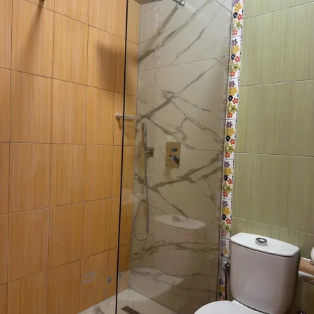 Tirane, jepet me qera apartament 3+1+Ballkon Kati 3, 95 m² 750 € 
