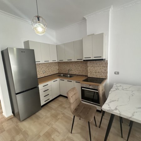 Tirane, jepet me qera apartament 3+1+Ballkon Kati 3, 95 m² 750 € 