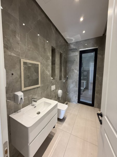 Tirane, jap me qera zyre Kati 8, 300 m² 2.500 € 