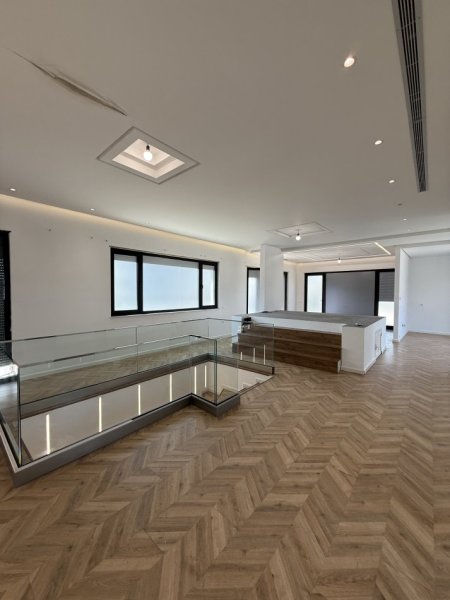 Tirane, jap me qera zyre Kati 8, 300 m² 2.500 € 