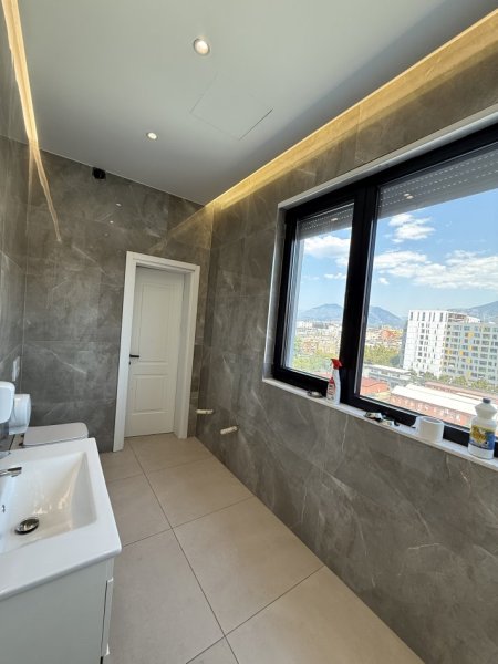 Tirane, jap me qera zyre Kati 8, 300 m² 2.500 € 