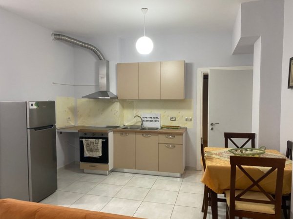 Tirane, jepet me qera apartament 3+1+Ballkon Kati 2, 128 m² 500 € (tek restorant Fresku Tirane)