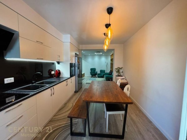 Tirane, jepet me qera apartament 2+1 Kati 3, 90 m² 1.100 € (Bllok)