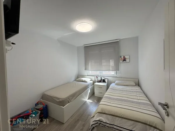 Tirane, jepet me qera apartament 2+1 Kati 3, 90 m² 1.100 € (Bllok)