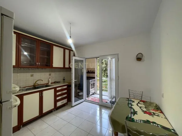 Tirane, shitet apartament 2+1+Aneks+Ballkon Kati 1, 108 m² 189.000 € (Laprake)