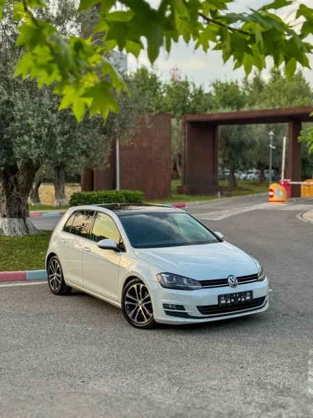 Tirane, jap me qera makine Volkswagen Golf 7 Nafte, e bardhë automatik Klima 110.000 km 45 €