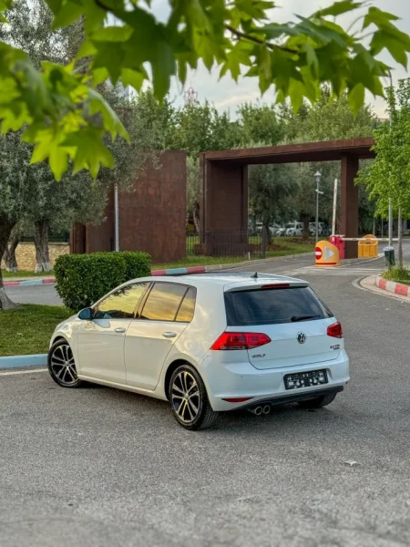 Tirane, jap me qera makine Volkswagen Golf 7 Nafte, e bardhë automatik Klima 110.000 km 45 €