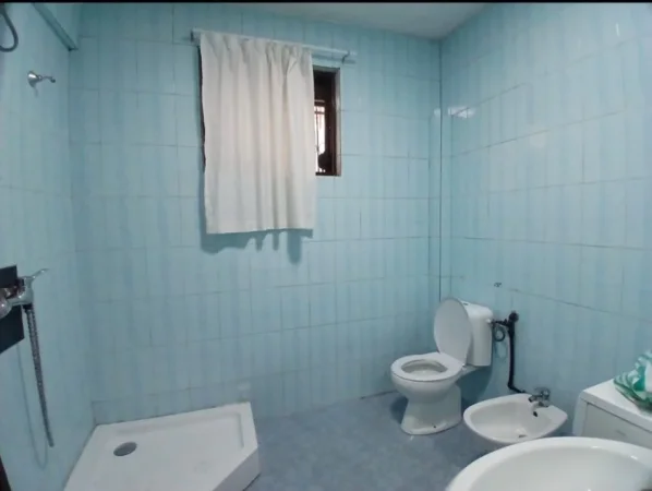 Tirane, jepet me qera apartament 1+1 Kati 1, 70 m² 500 € (Pazwri I ri)