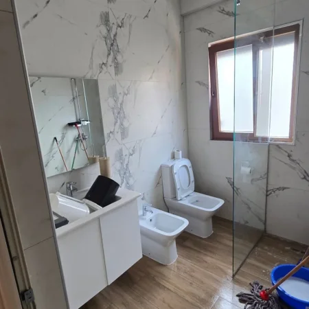 Tirane, jepet me qera apartament 2+1+Ballkon , 130 m² 800 € (Rruga Anton Ashta Kompleksi Dinamo)