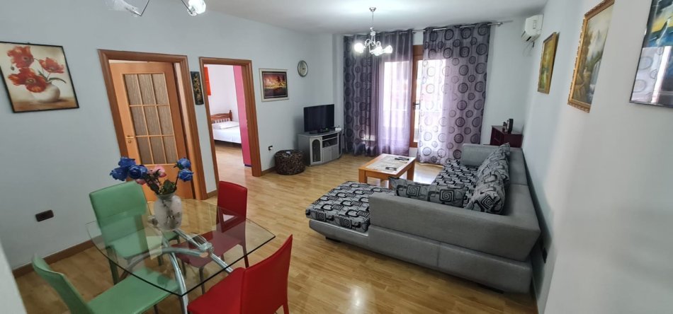 Shqiperi, jepet me qera apartament 2+1+Aneks+Ballkon Kati 3, 180 m² 500 € (Laprake Kmy)