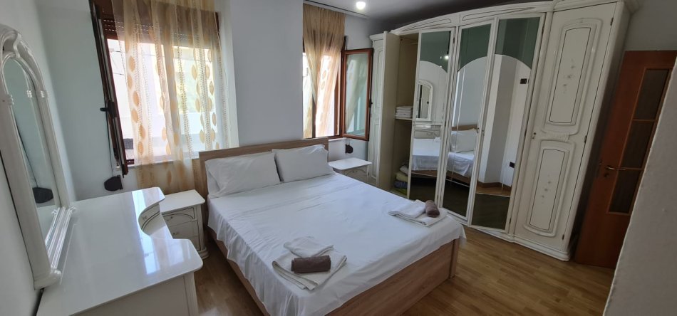 Shqiperi, jepet me qera apartament 2+1+Aneks+Ballkon Kati 3, 180 m² 500 € (Laprake Kmy)