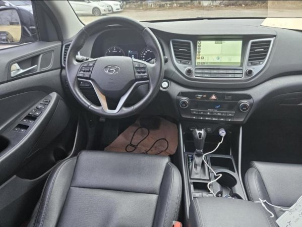 Vlore, shitet SUV | Xhip Hyundai Tucson 1.7 Nafte Nafte, gri metalizato automatik Klima 170.000 km 11.000 €