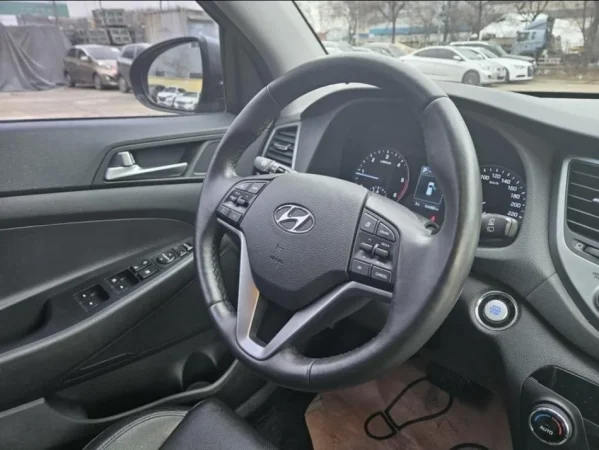 Vlore, shitet SUV | Xhip Hyundai Tucson 1.7 Nafte Nafte, gri metalizato automatik Klima 170.000 km 11.000 €