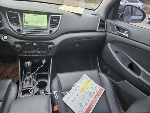 Vlore, shitet SUV | Xhip Hyundai Tucson 1.7 Nafte Nafte, gri metalizato automatik Klima 170.000 km 11.000 €