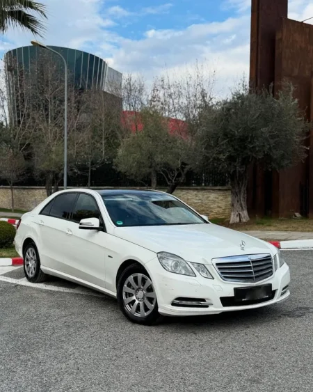 Tirane, jap me qera makine Mercedes-Benz E Class Nafte, e bardhë automatik Klima 200.000 km 40 €