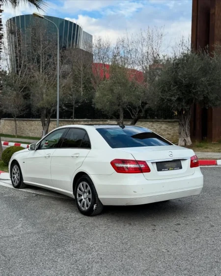 Tirane, jap me qera makine Mercedes-Benz E Class Nafte, e bardhë automatik Klima 200.000 km 40 €