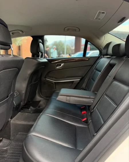 Tirane, jap me qera makine Mercedes-Benz E Class Nafte, e bardhë automatik Klima 200.000 km 40 €