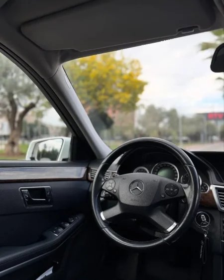 Tirane, jap me qera makine Mercedes-Benz E Class Nafte, e bardhë automatik Klima 200.000 km 40 €