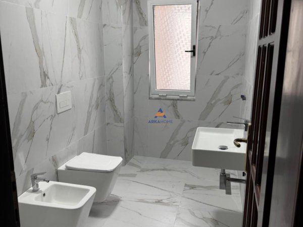 Tirane, jepet me qera ambjent biznesi Kati 4, 178 m² 1.800 € (TEK SHESHI WILLSON)