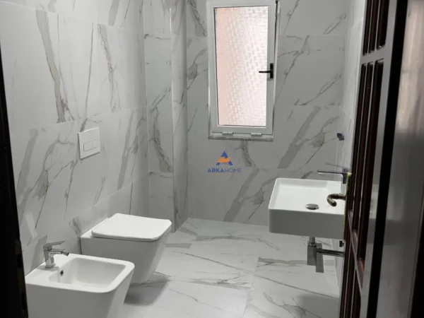 Tirane, jepet me qera ambjent biznesi Kati 4, 178 m² 1.700 € (TEK SHESHI WILLSON)