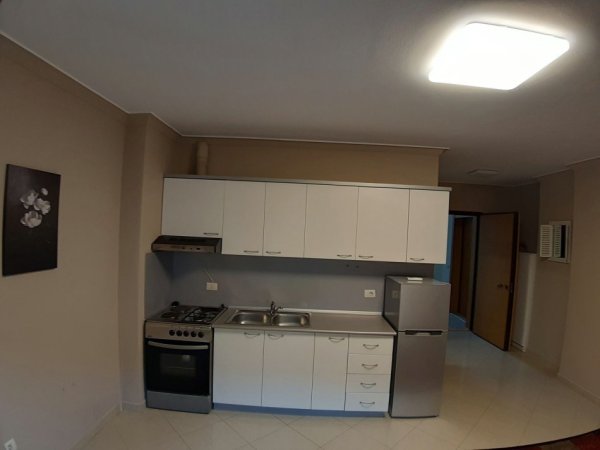 Tirane, jap me qera apartament 1+1+Ballkon Kati 1, 60 m² 600 € (Rruga e Kosovarve)