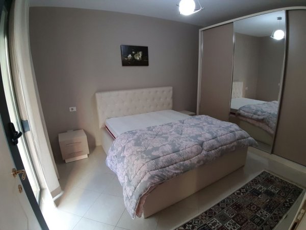 Tirane, jap me qera apartament 1+1+Ballkon Kati 1, 60 m² 600 € (Rruga e Kosovarve)