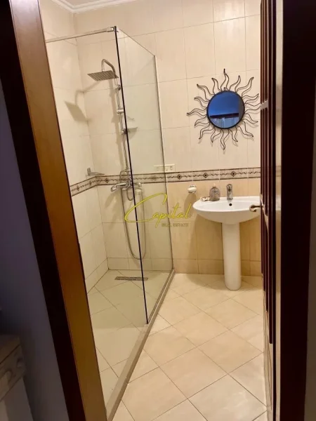 Tirane, jap me qera apartament 2+1+Ballkon Kati 8, 80 m² 750 € (QENDER)