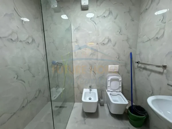 Tirane, jepet me qera apartament 2+1 Kati 3, 91 m² 850 € (Shkolla e Kuqe , Pazari I ri)
