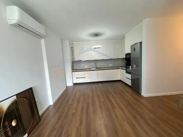 Tirane, jepet me qera apartament 2+1 Kati 3, 91 m² 850 € (Shkolla e Kuqe , Pazari I ri)