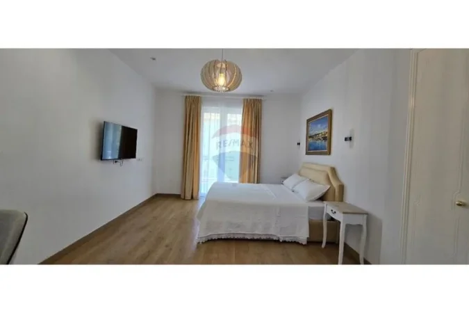 Tirane, shitet Vile 4+1+Ballkon , 800.000 € 