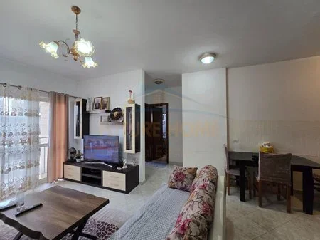 Tirane, shitet apartament 2+1+Ballkon Kati 2, 155.000 € (Fusha e Aviacionit)