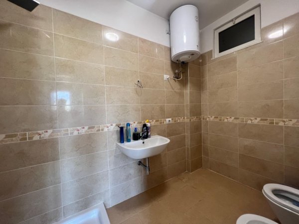 Tirane, jepet me qera apartament 2+1+Ballkon Kati 3, 118 m² 600 € (Kinostudio)