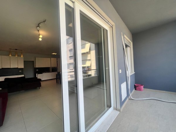 Tirane, jepet me qera apartament 2+1+Ballkon Kati 3, 118 m² 600 € (Kinostudio)