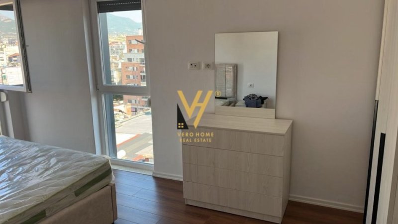Tirane, jepet me qera apartament 1+1+Ballkon Kati 8, 65 m² 650 € (SHKOLLA E KUQE)