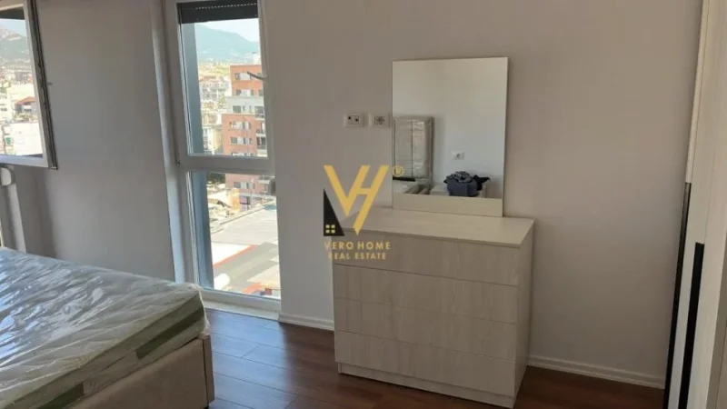Tirane, jepet me qera apartament 1+1+Ballkon Kati 8, 65 m² 650 € (SHKOLLA E KUQE)