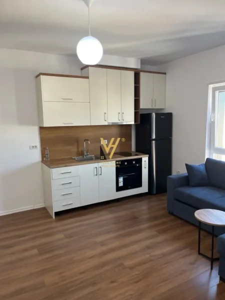 Tirane, jepet me qera apartament 1+1+Ballkon Kati 8, 65 m² 650 € (SHKOLLA E KUQE)