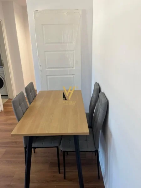 Tirane, jepet me qera apartament 1+1+Ballkon Kati 8, 65 m² 650 € (SHKOLLA E KUQE)