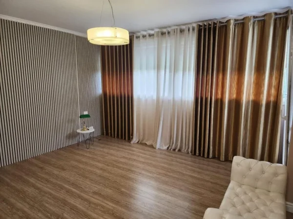Tirane, jepet me qera Vile 3+1 Kati 2, 200 m² 2.000 € (long hill)