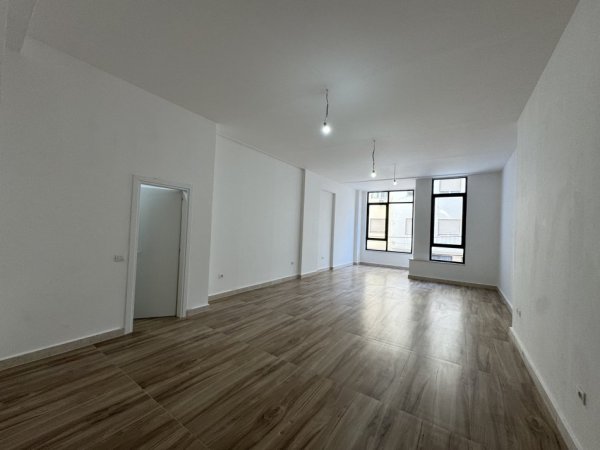 Tirane, jepet me qera ambjent biznesi Kati 1, 