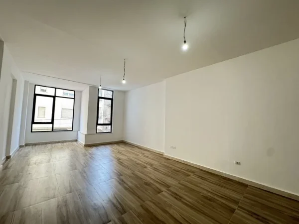 Tirane, jepet me qera ambjent biznesi Kati 1, 