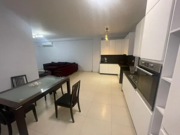 Tirane, jepet me qera apartament 2+1+Ballkon Kati 3, 118 m² 650 € (Kinostudio)