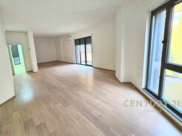 Tirane, jepet me qera ambjent biznesi Kati 2, 100 m² 700 € (Rr. Barrikadave)