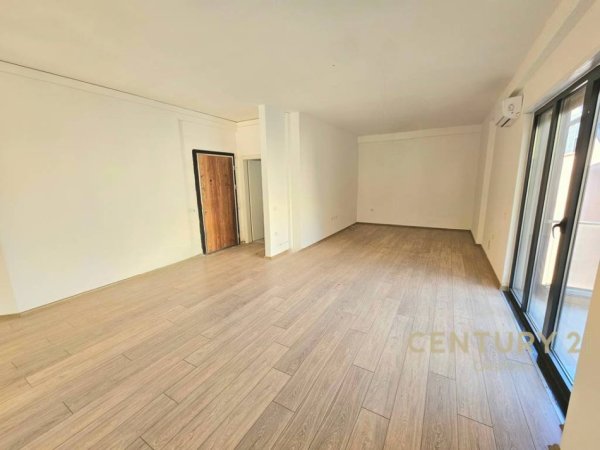 Tirane, jepet me qera ambjent biznesi Kati 2, 100 m² 700 € (Rr. Barrikadave)